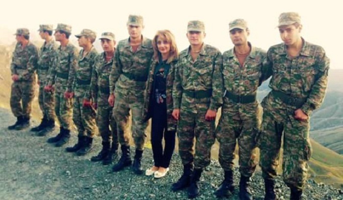 Famosa mujer francotiradora armenia ha llegado a la primera línea del frente en Karabaj.